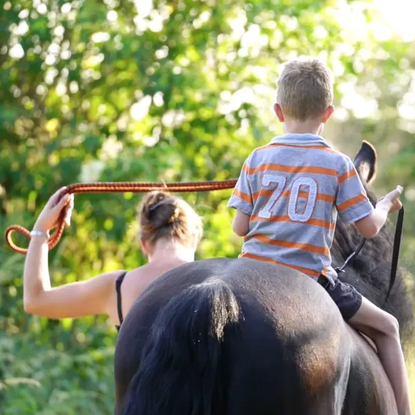 Diana bei der Reittherapie